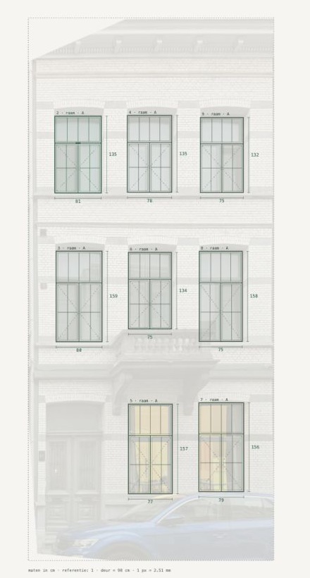 Het plan van een gevel met de breedte en hoogte van elk raam in centimeter.